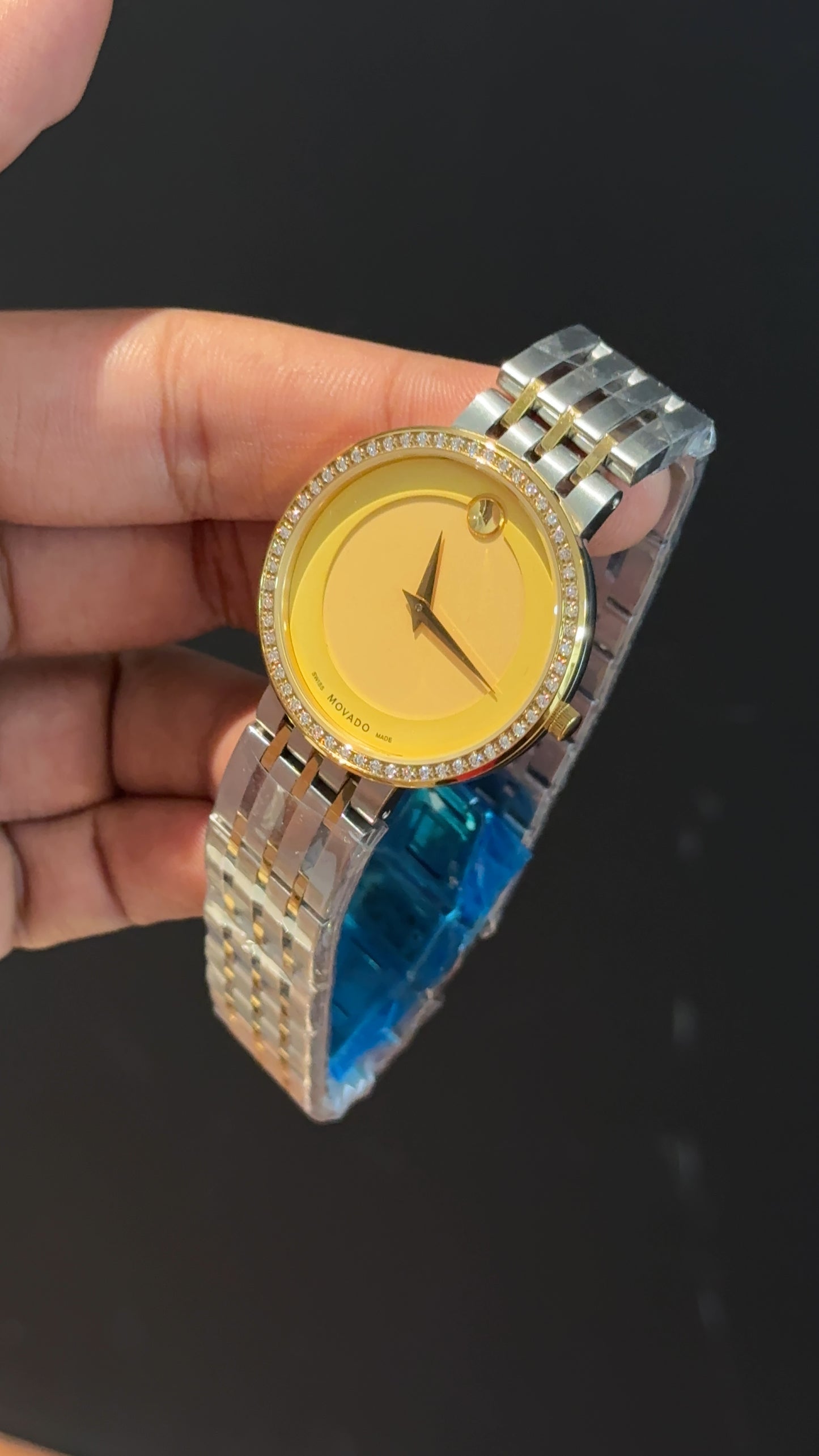 Movado | Woman | Silver Chain | Gold Dial