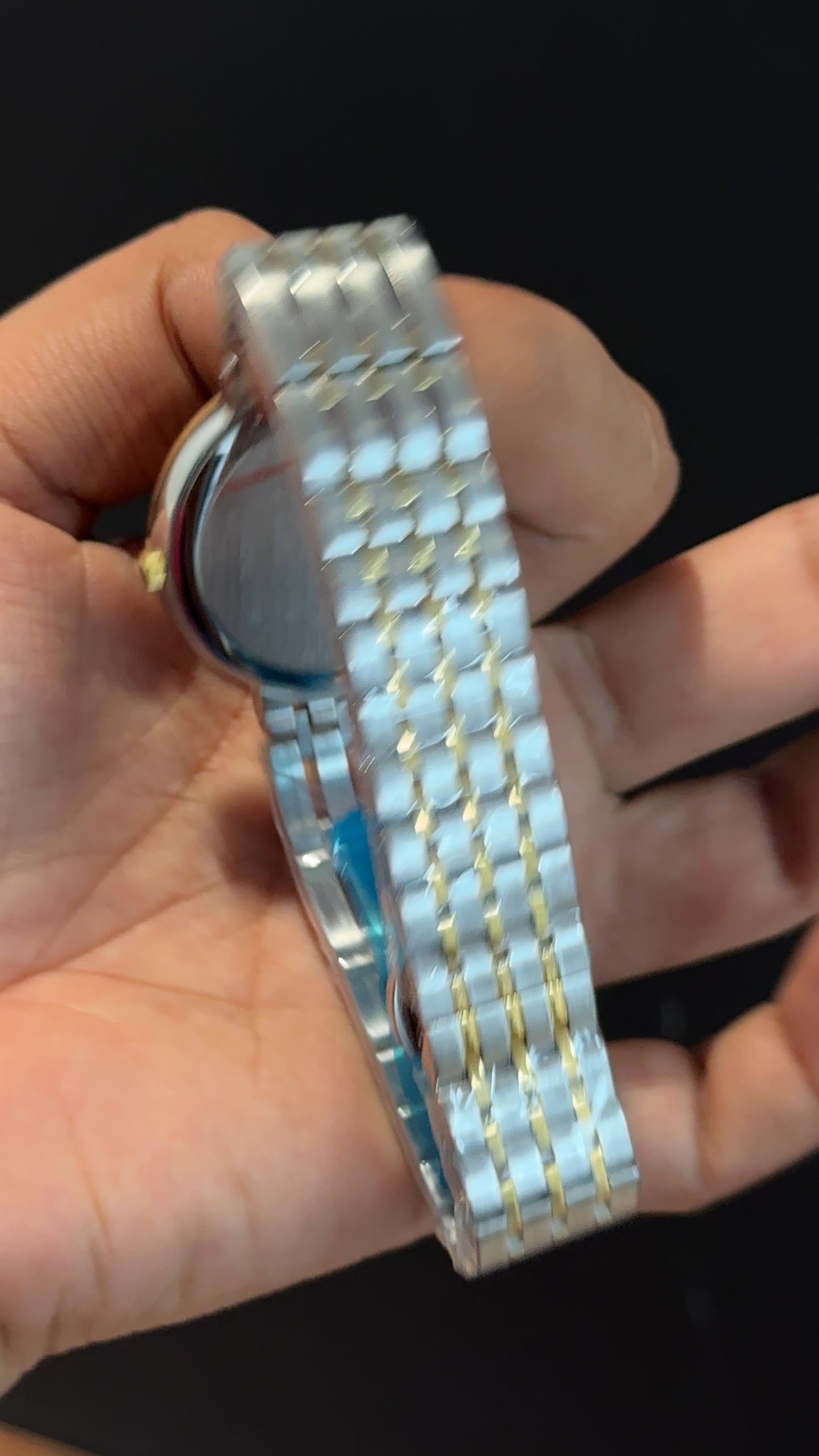 Movado | Woman | Silver Chain  | Gold Dial