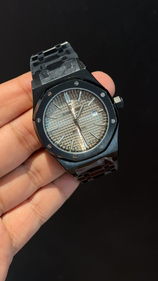 AP Auto | Black Chain | Light Grey Box Dial