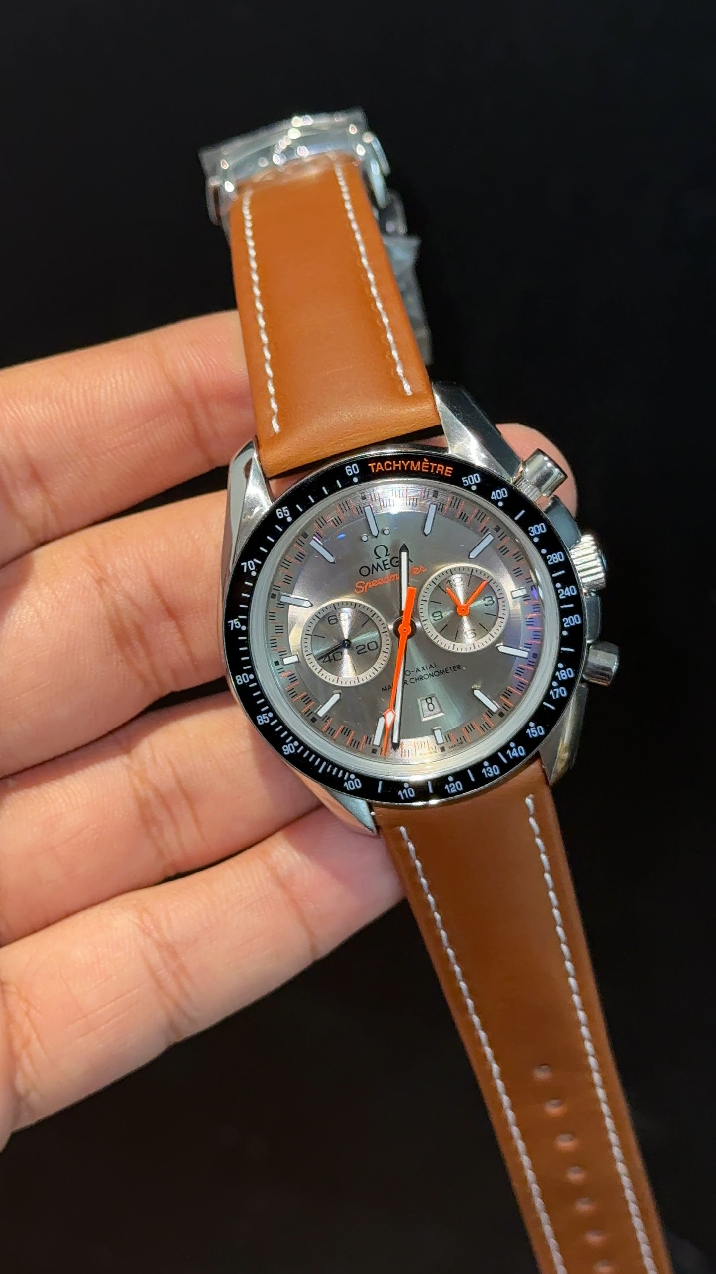 Omega Speedmaster | Black Bezel | Camel Strap | Chrono | light Grey Dial