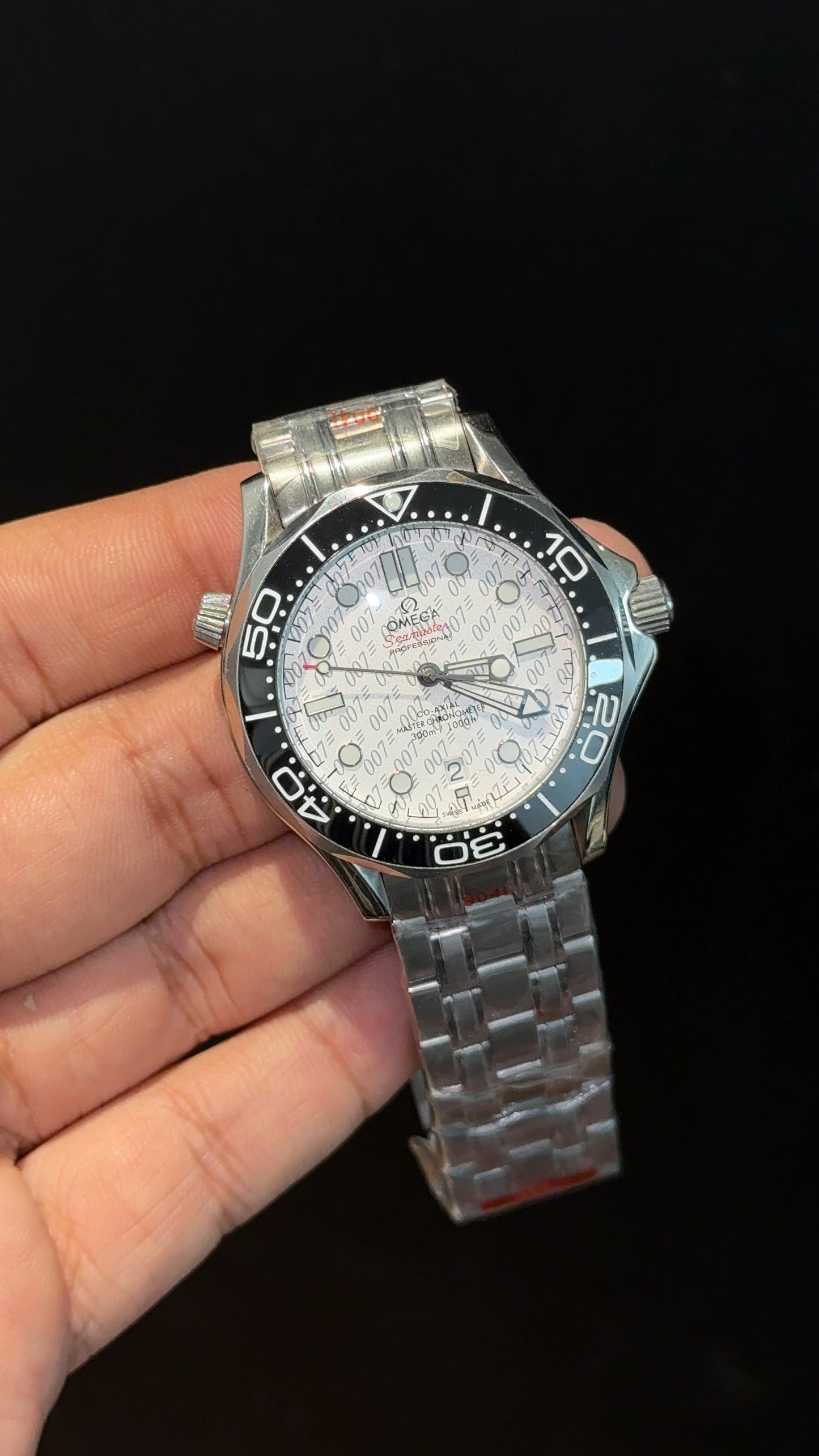 Omega Seamaster | Silver Chain | Black Bezel | White Textured Dial