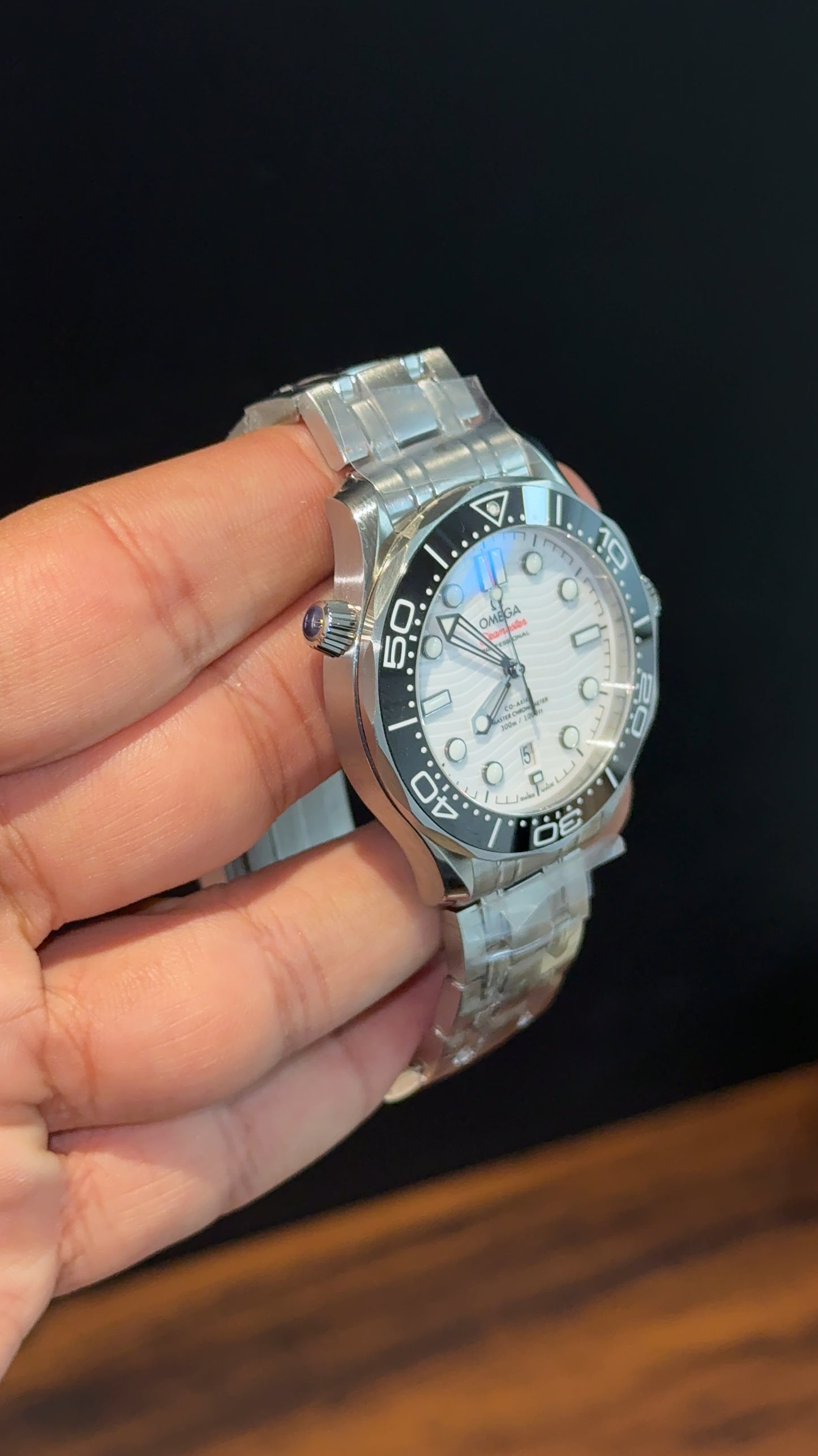 Executive Omega Seamaster | Silver Chain | Black Bezel | White Dial