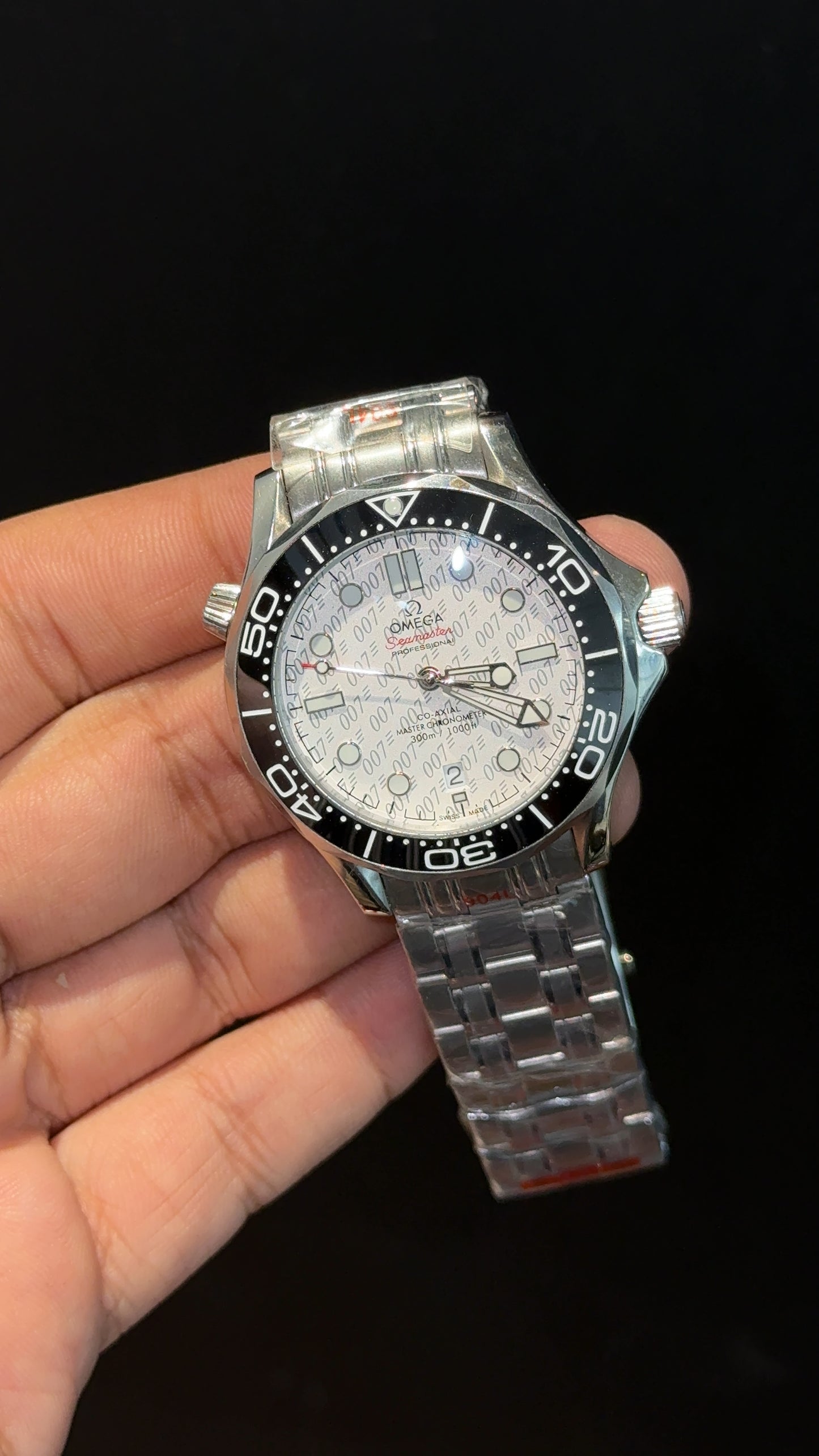 Omega Seamaster | Silver Chain | Black Bezel | White Textured Dial