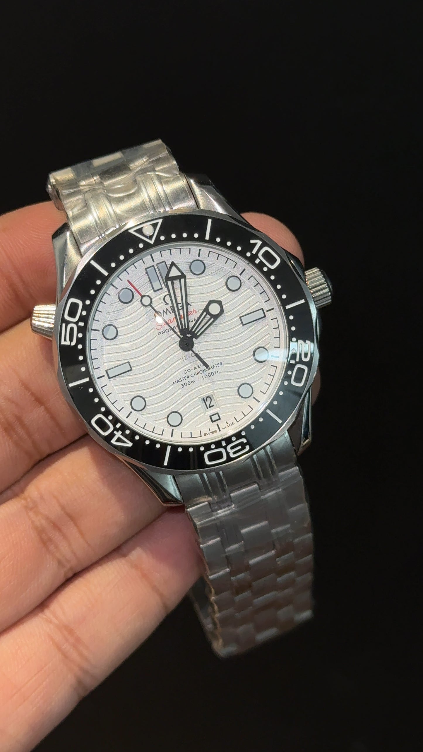 Omega Seamaster | Silver Chain | Black Bezel | White Royal Dial
