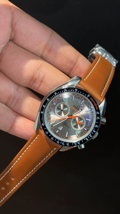 Omega Speedmaster | Black Bezel | Camel Strap | Chrono | light Grey Dial