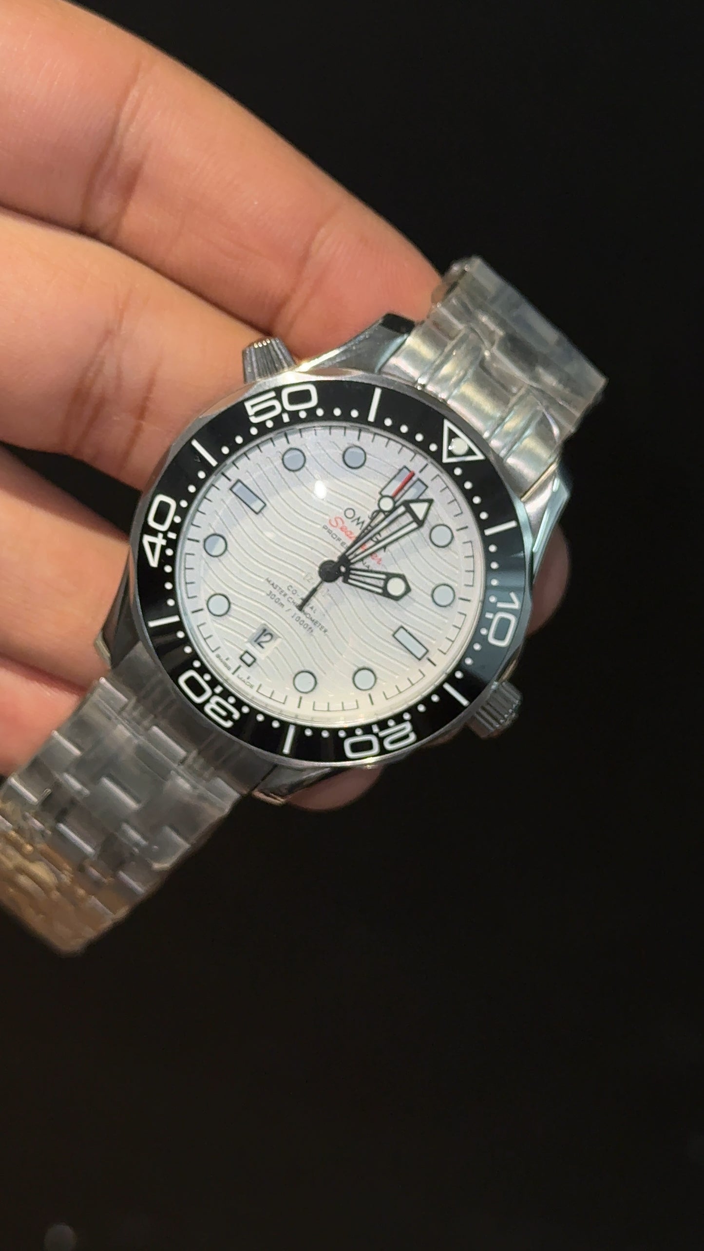 Omega Seamaster | Silver Chain | Black Bezel | White Royal Dial